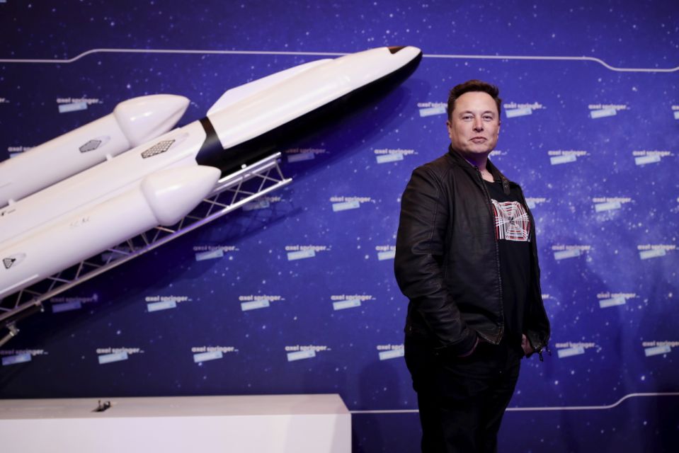 Elon Musk bắn thành công tên lửa vào vũ trụ
