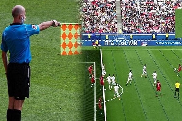 Cầu thủ áo nâu gần khung thành đang ở vị trí việt vị