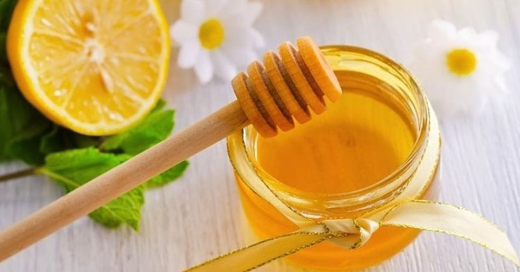 Uống nước chanh mật ong mỗi sáng rất tốt