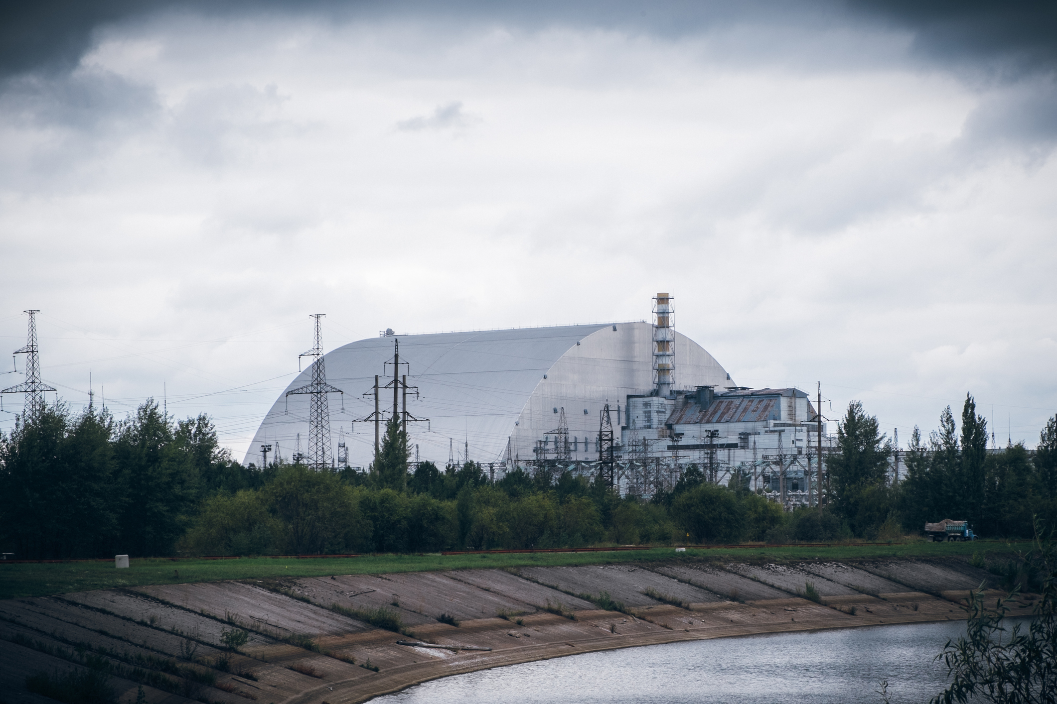 Nơi trú ẩn của Trại giam An toàn Mới trên phần còn lại của lò phản ứng 4 và quan tài cũ tại nhà máy điện hạt nhân Chernobyl.
