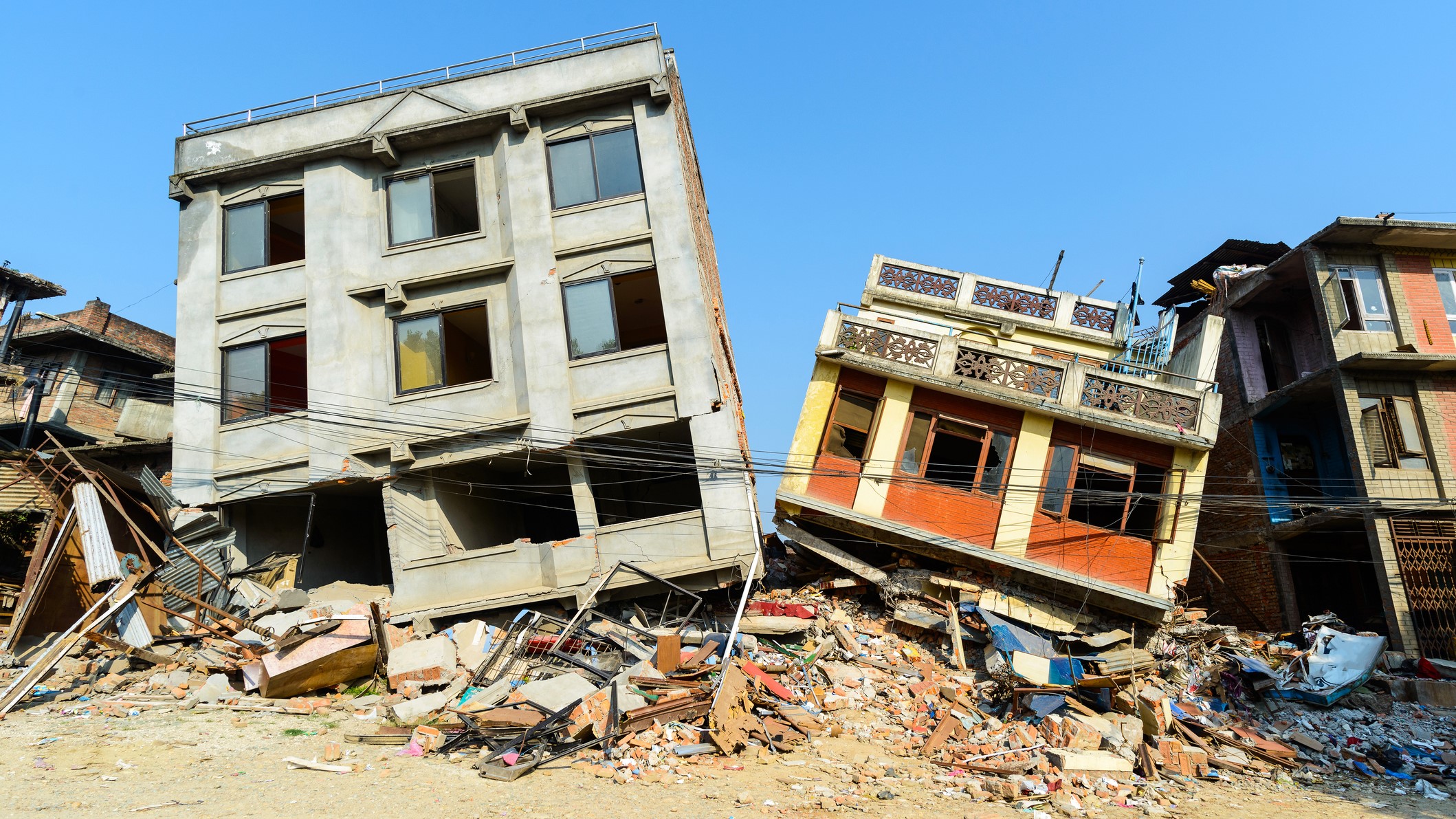 Hậu quả của trận động đất ở Nepal năm 2015. Các tòa nhà sụp đổ nằm rải rác trên các con phố ở Kathmandu.